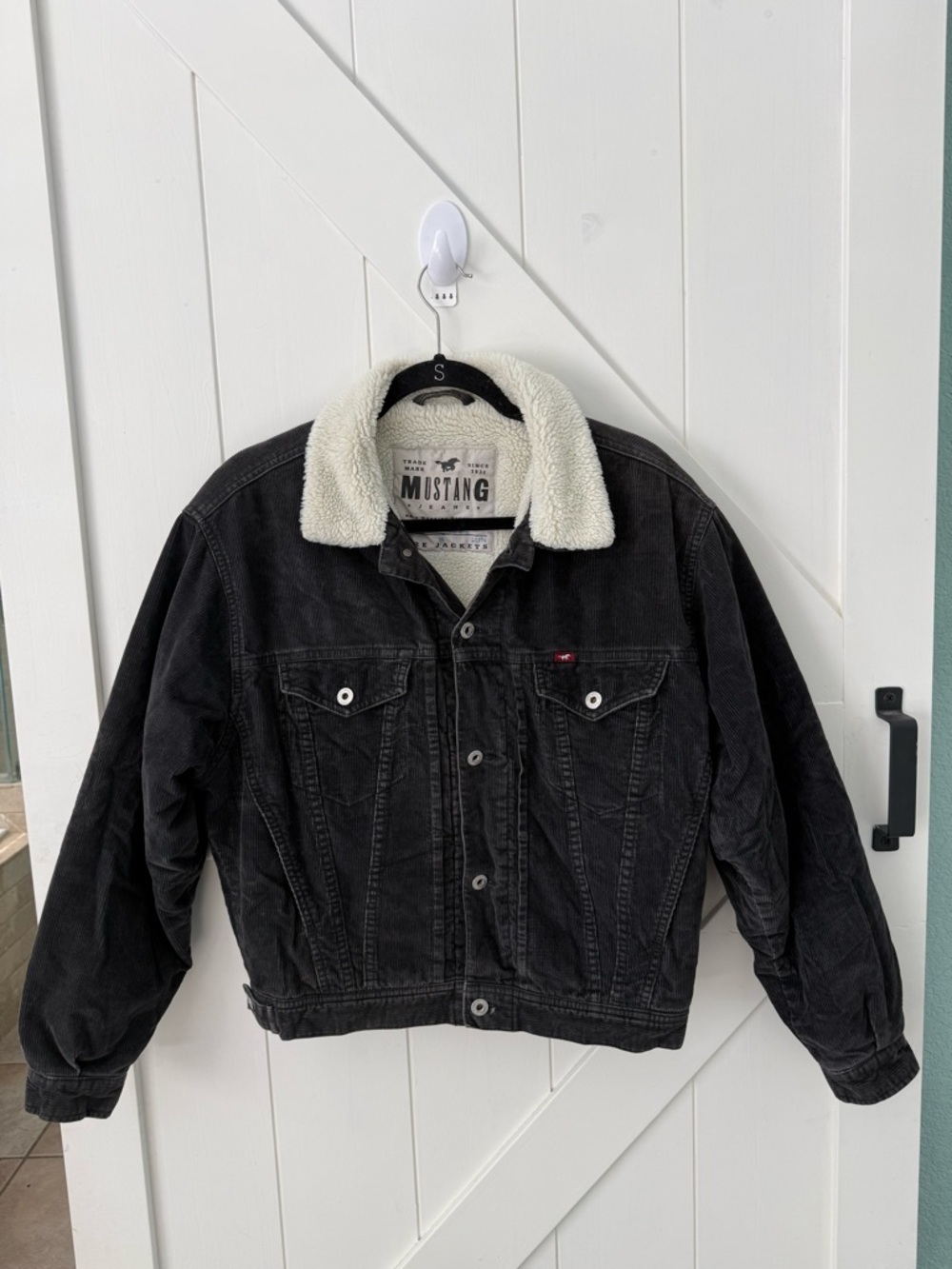 Mustang corduroy jacket featuring a faux sherpa lining size small